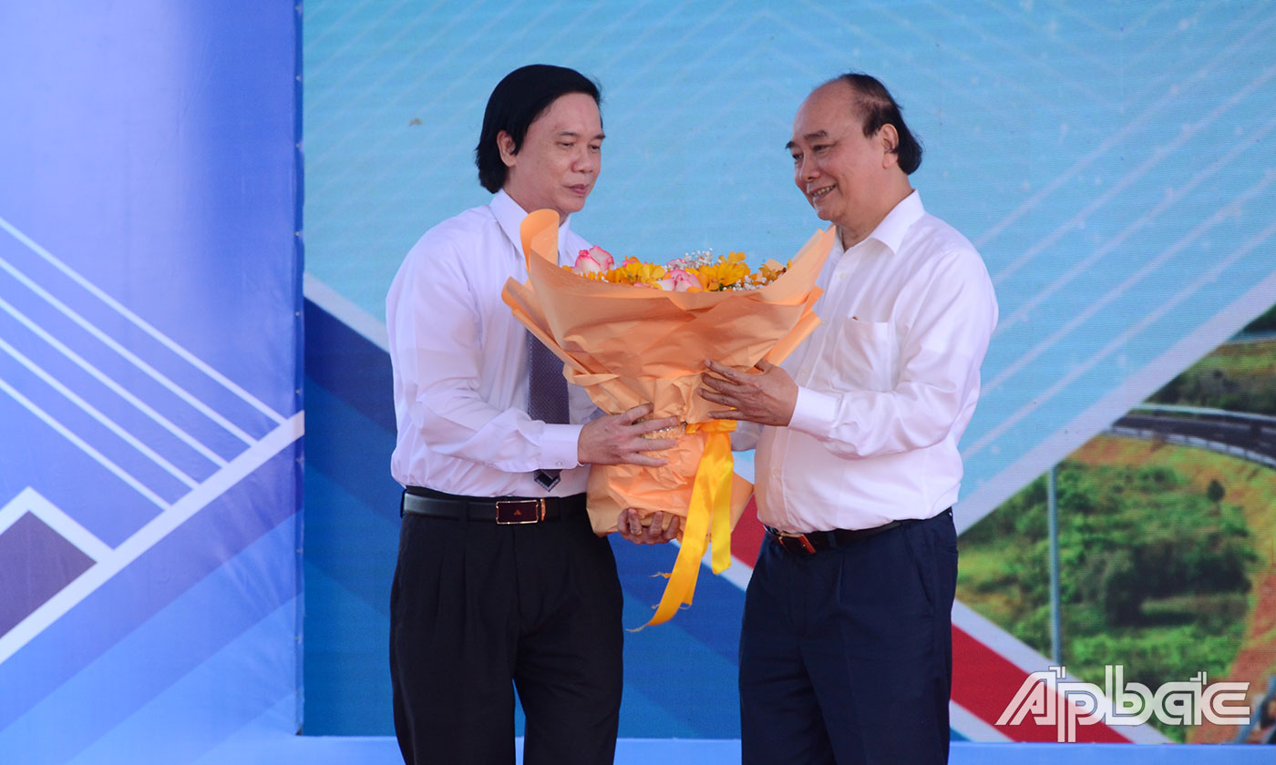 Đồng chí Nguyễn Văn Danh tặng hoa Chủ tịch nước Nguyễn Xuân Phúc.