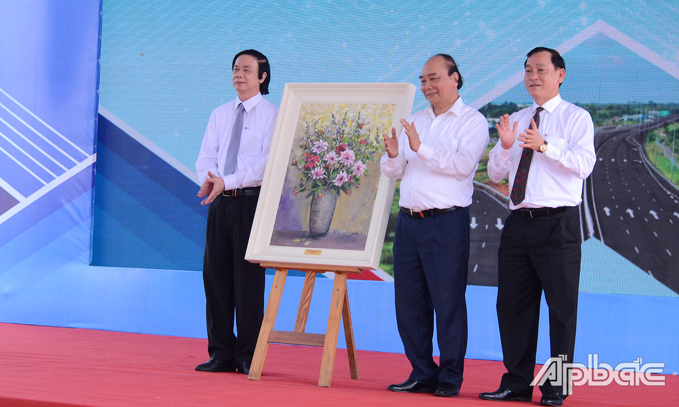 Chủ tịch nước Nguyễn Xuân Phúc tặng quà lưu niệm cho lãnh đạo tỉnh Tiền Giang.