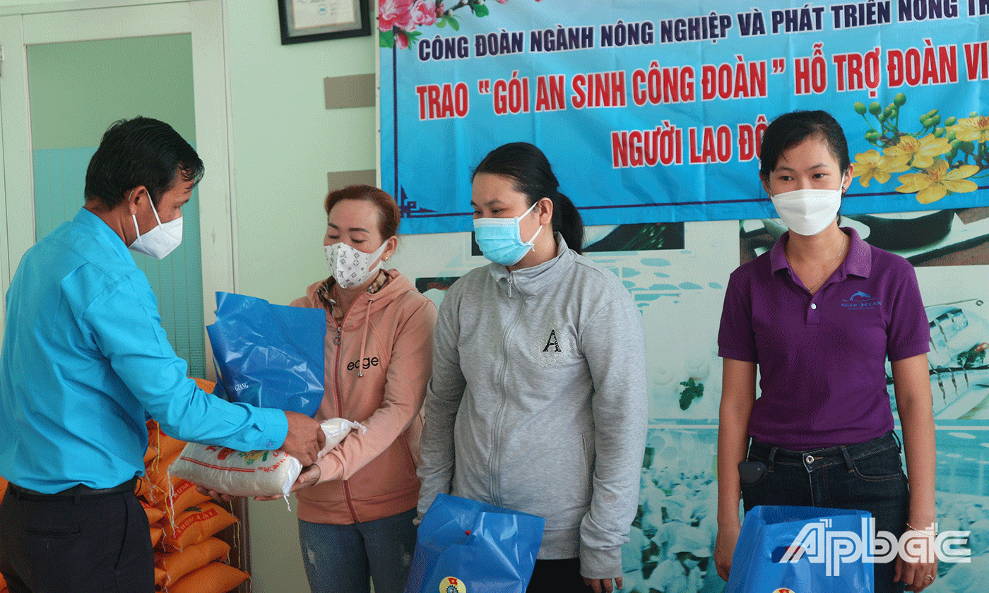 Đoàn trao túi an sinh tại Công ty CP Thủy sản Ngọc Xuân 