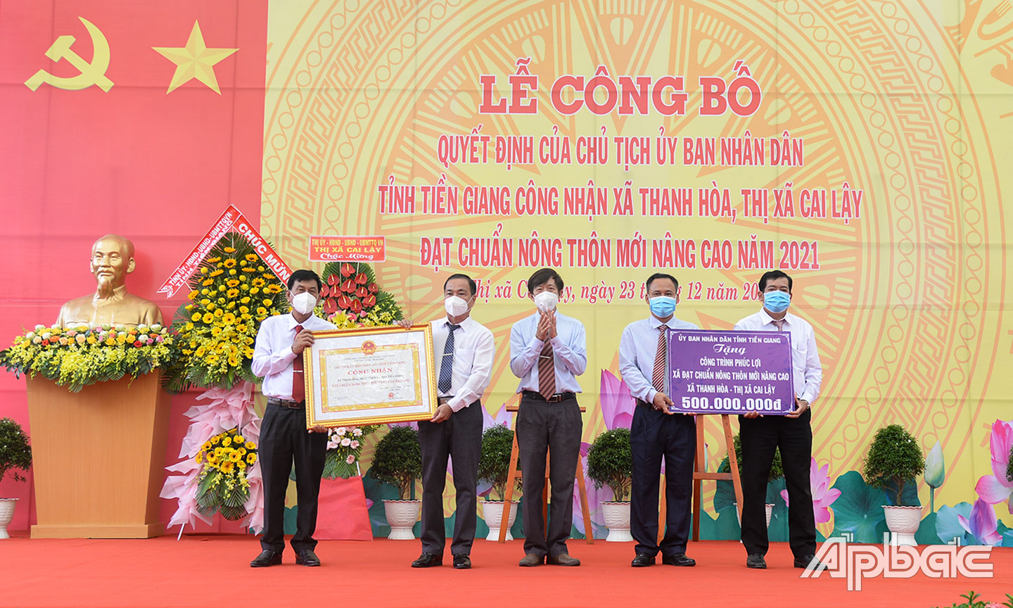 Xã Thanh Hòa nhận Bằng công nhận đạt chuẩn NTM nâng cao và Bảng tượng trưng tặng công trình phúc lợi của tỉnh.