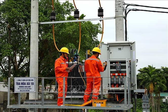 Công nhân Tổng Công ty Điện lực TP Hà Nội vận hành cung cấp điện cho các phụ tải trên địa bàn. Ảnh minh họa: Ngọc Hà/TTXVN