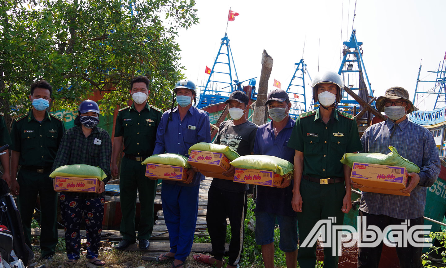 Bộ đội biên phòng Tiền Giang trực tiếp đến tặng quà cho ngư dân trên tàu.