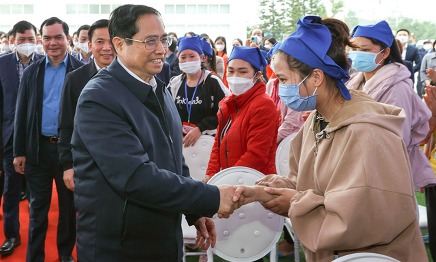 Thủ tướng thăm gia đình chính sách, hộ nghèo, đoàn viên công đoàn, công nhân, người lao động nghèo, có hoàn cảnh khó khăn, bị ảnh hưởng nặng bởi dịch COVID-19 - Ảnh: VGP/Nhật Bắc