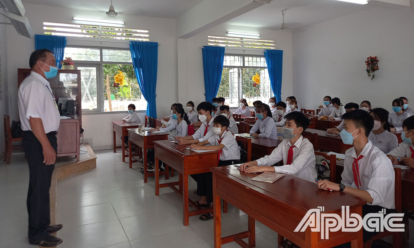 Học sinh từ khối 7 đến 12 tại Tiền Giang đã đến trường học trực tiếp từ ngày 7-2.
