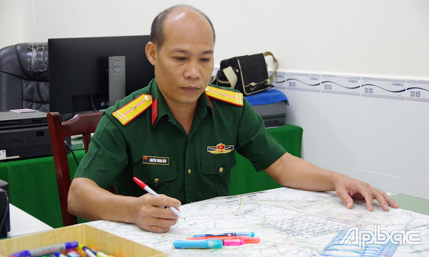 Thiếu tá Nguyễn Trung Kiên tác nghiệp trên bản đồ.