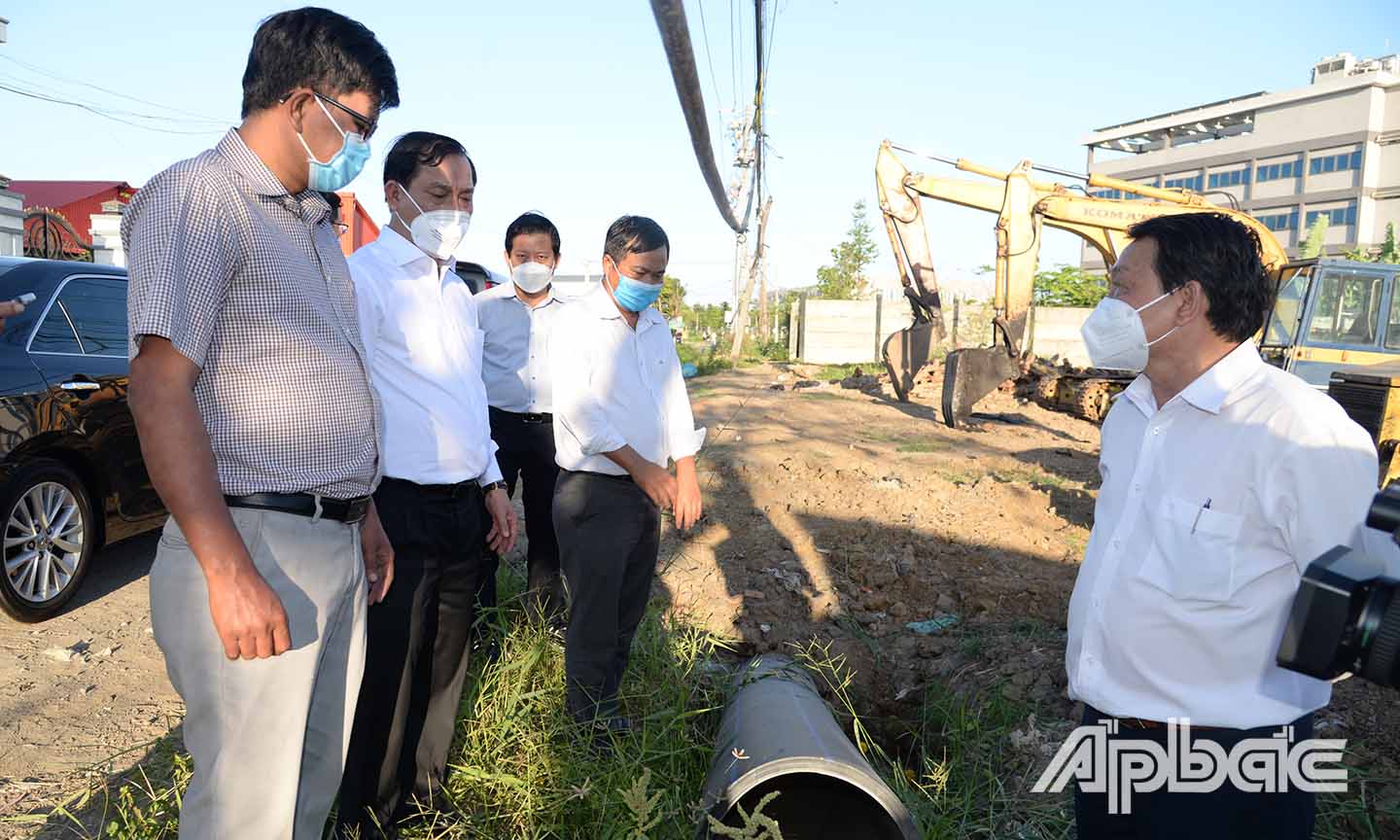 Đồng chí Nguyễn Văn Vĩnh kiểm tra gói thầu thi công tuyến ống số 1.