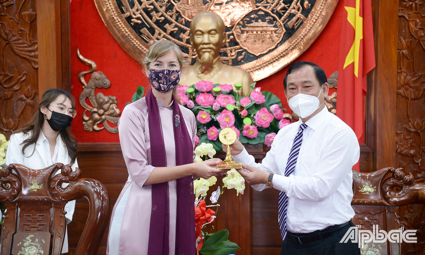 Đồng chí Nguyễn Văn Vĩnh trao tặng biểu trưng tỉnh Tiền Giang cho bà Holly Bostock