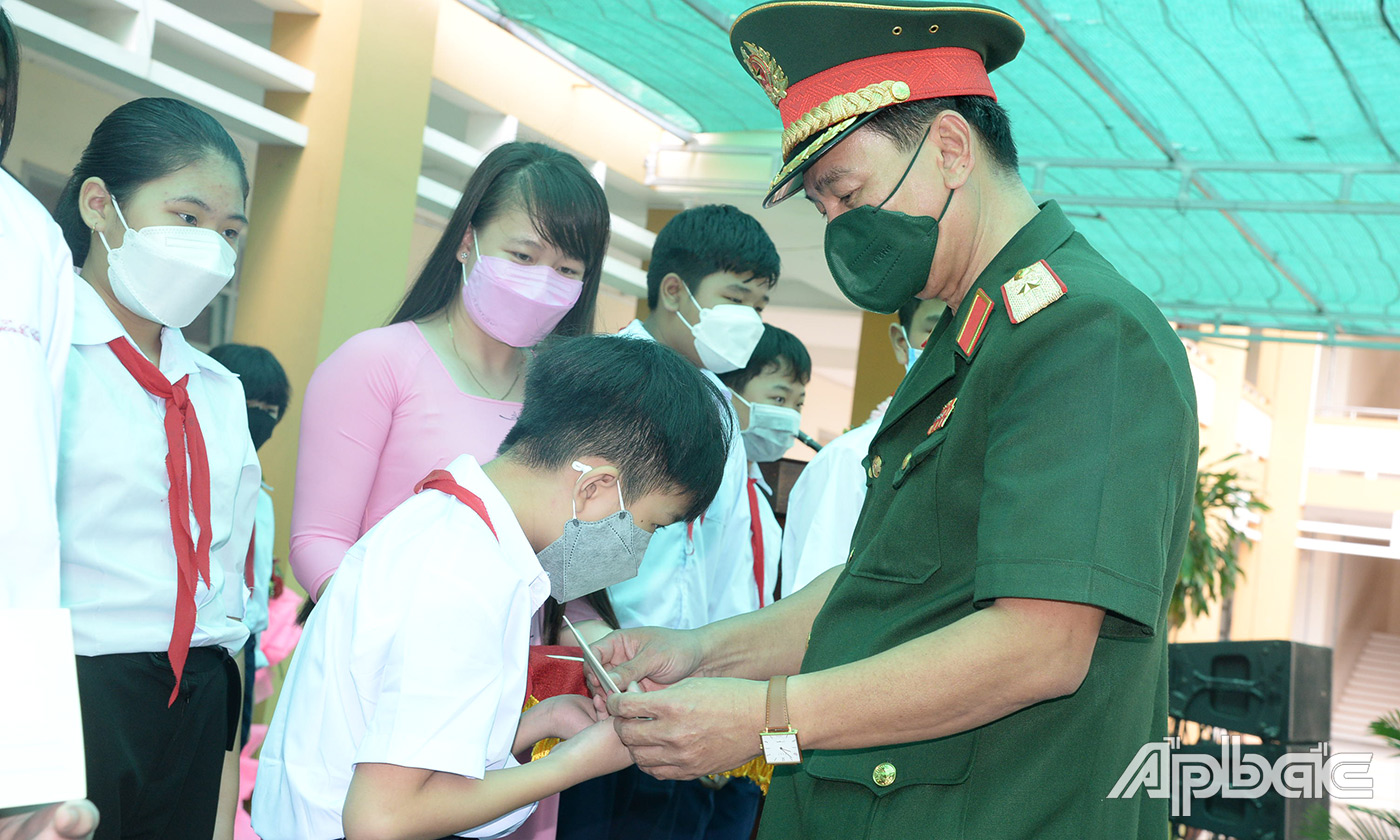 Thiếu tướng Đoàn Thanh Xuân trao học bổng cho học sinh tại buổi lễ