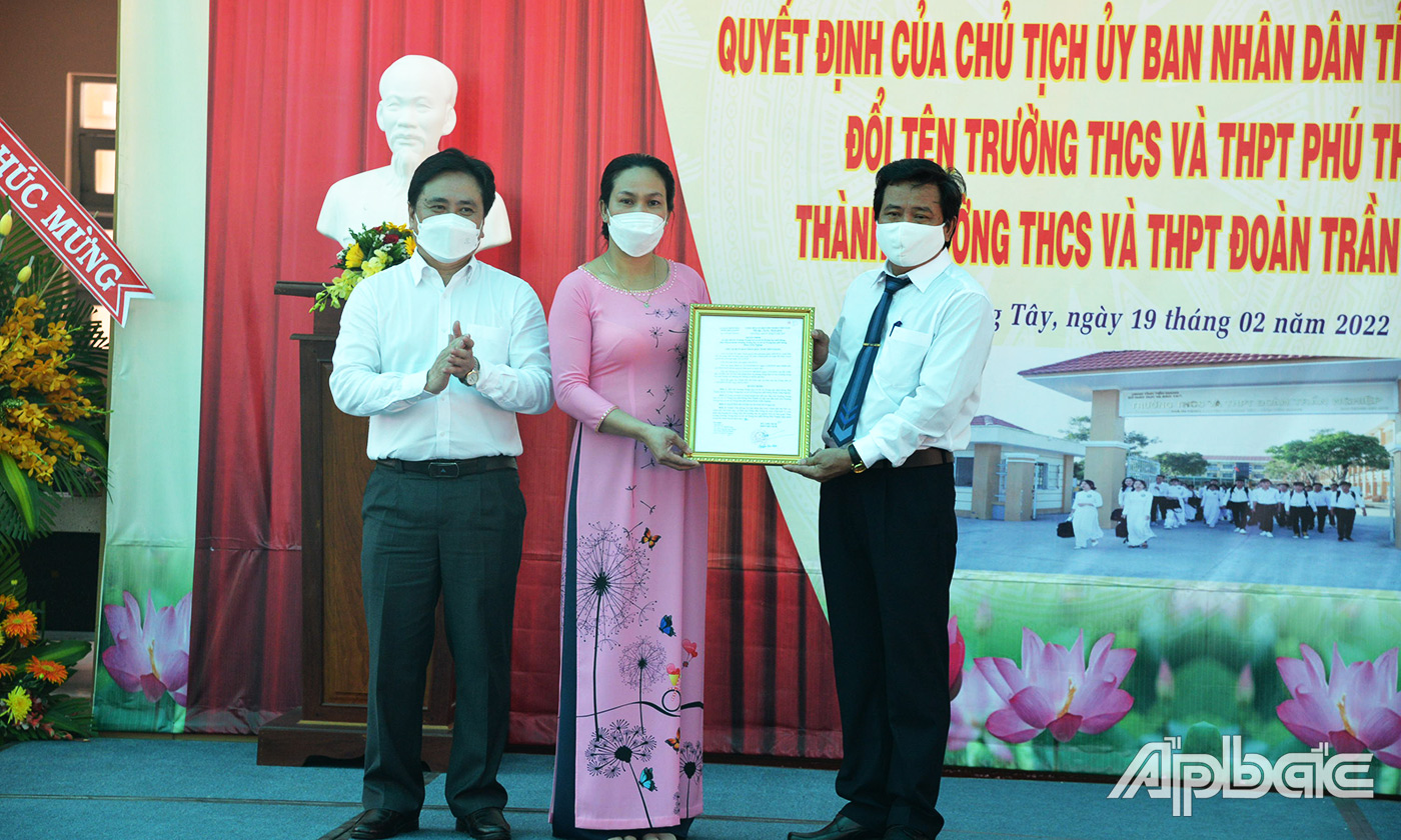 Trần Văn Dũng trao quyết định cho lãnh đạo nhà trường