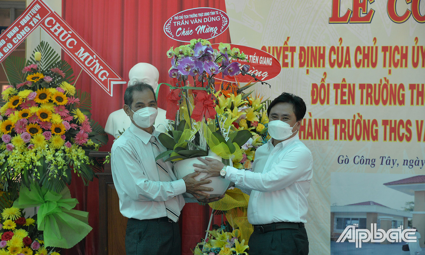 Trần Văn Dũng tặng hoa cho gia đình Đoàn Trần Nghiệp.