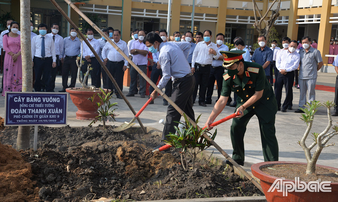 Thiếu tướng Đoàn Thanh Xuân - Phó Chính ủy Quân khu 9 từ Trường Sa thân yeu đã mang về 02 cây bàng vuông 