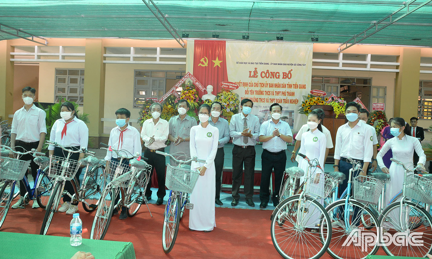 Các đơn vị, doanh nghiệp trao tặng xe đạp cho các em học sinh nhà trường