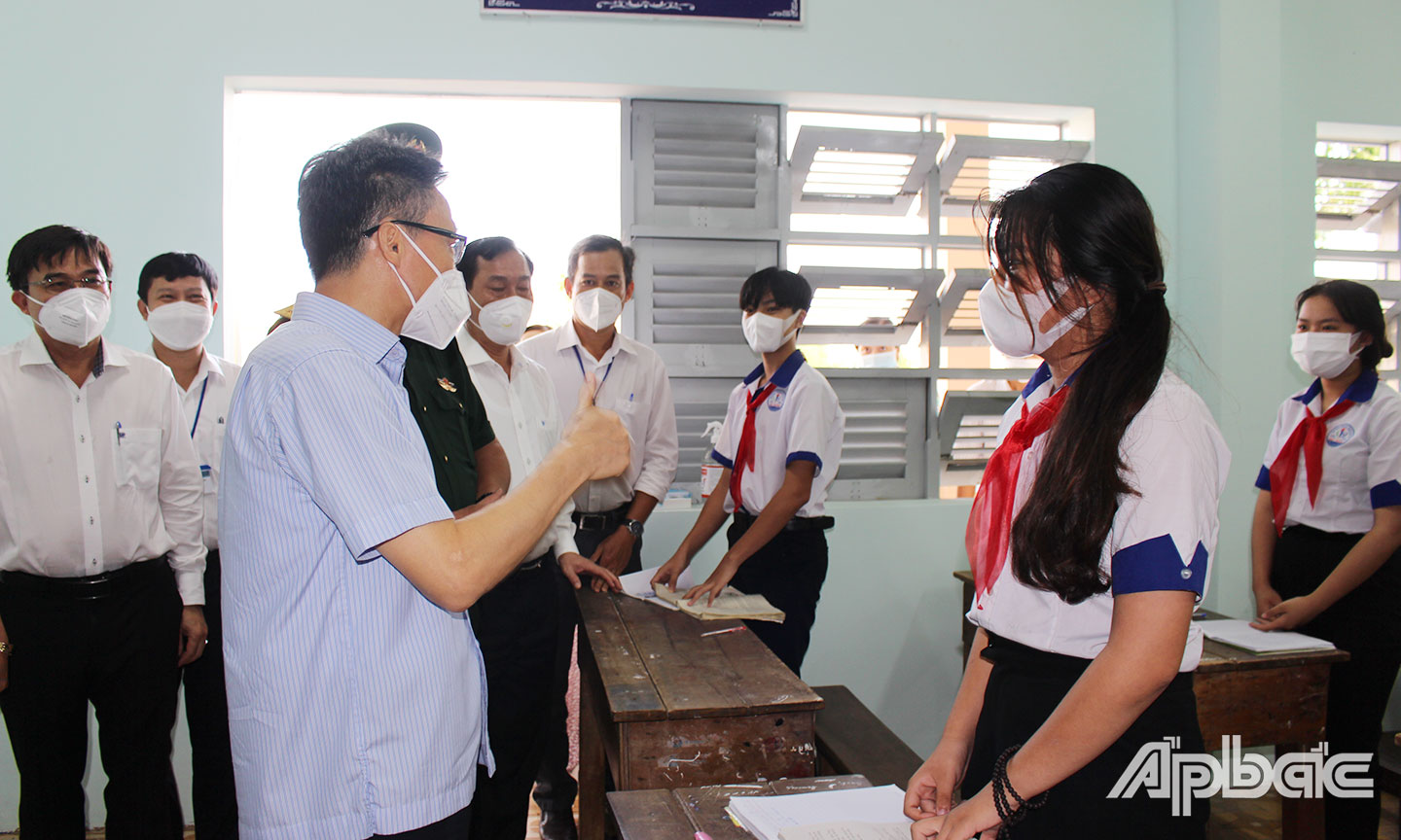 Trong chuyến công tác tại huyện Tân Phú Đông, tỉnh Tiền Giang vào giữa tháng 11-2021, Phó Thủ tướng Chính phủ Vũ Đức Đam đánh giá cao tinh thần mở cửa lại trường học của Tiền Giang.