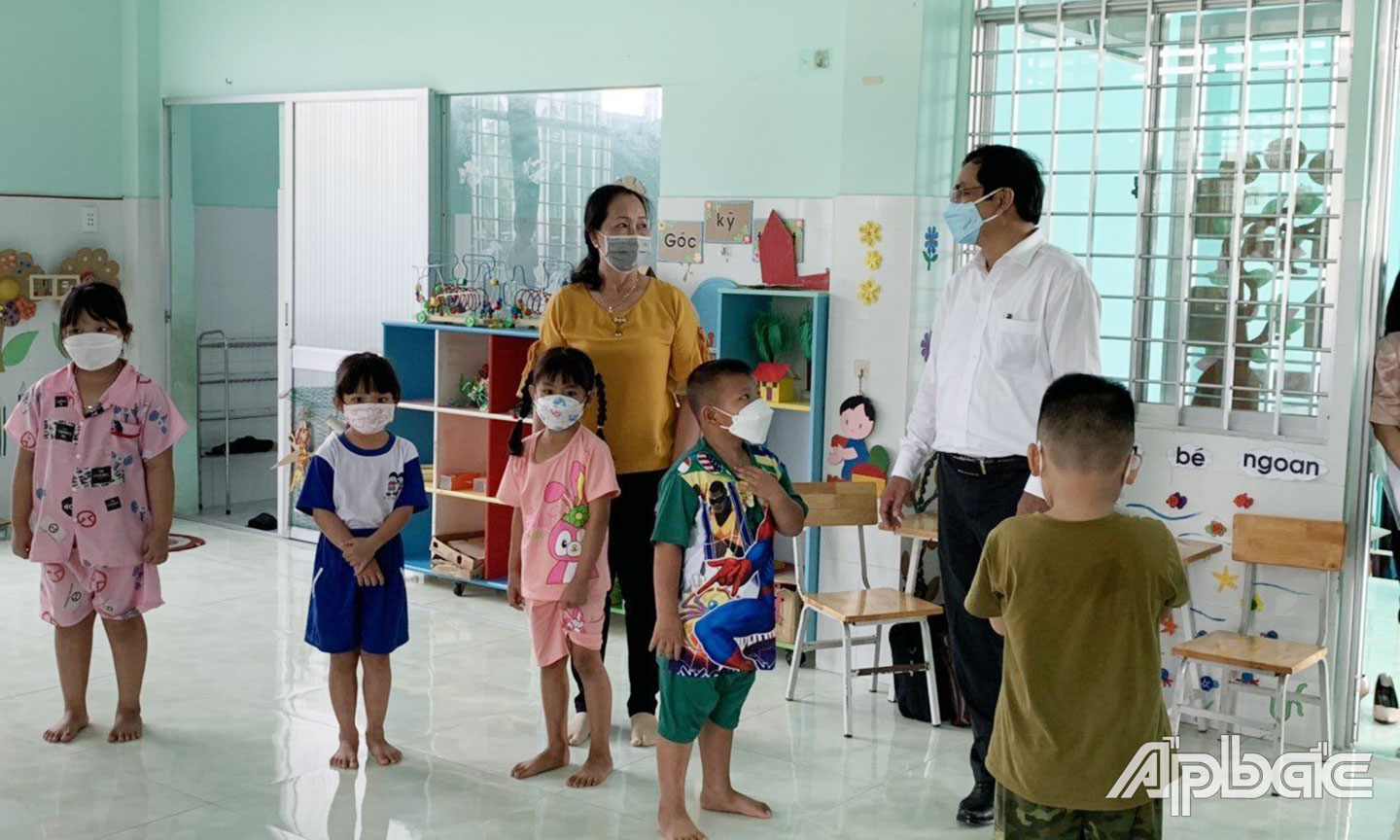 Phó Giám đốc Sở Giáo dục và Đào tạo Nguyễn Phương Toàn thăm lớp học trực tiếp tại Trường Mầm non Thạnh Trị, huyện Gò Công Tây. 