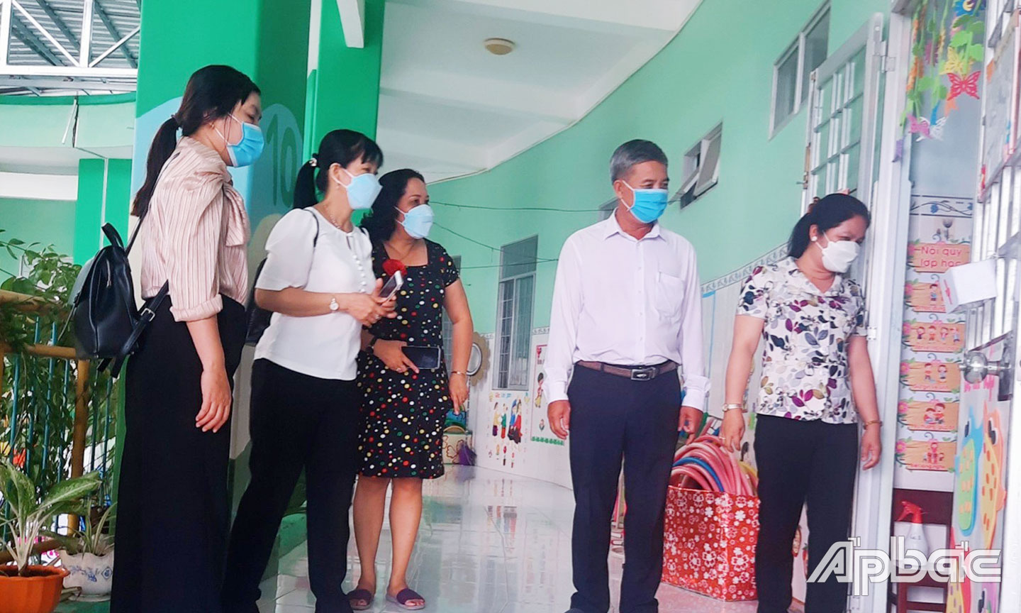 Phó Giám đốc Sở Giáo dục và Đào tạo Huỳnh Thị Phượng thăm lớp học trực tiếp tại Trường Mầm non Đông Hòa Hiệp, huyện Cái Bè. 