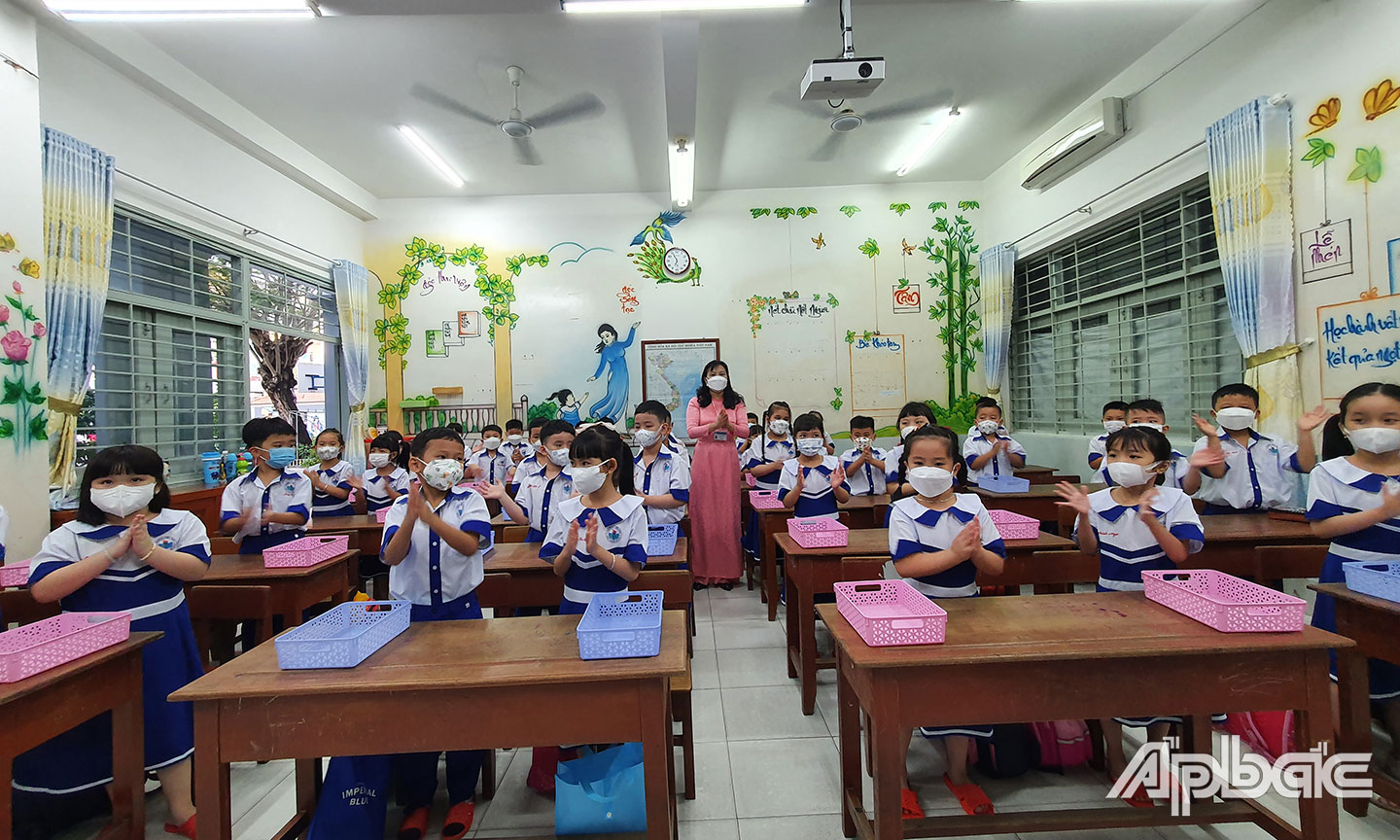 Qua 4 lần  mở cửa trường học, tỷ lệ học sinh đến trường học  trực tiếp của tỉnh Tiền Giang đạt  rất cao.  Trong ảnh: Học sinh Trường Tiểu học  Thủ Khoa Huân,  TP. Mỹ Tho,  đến trường học  trực tiếp.
