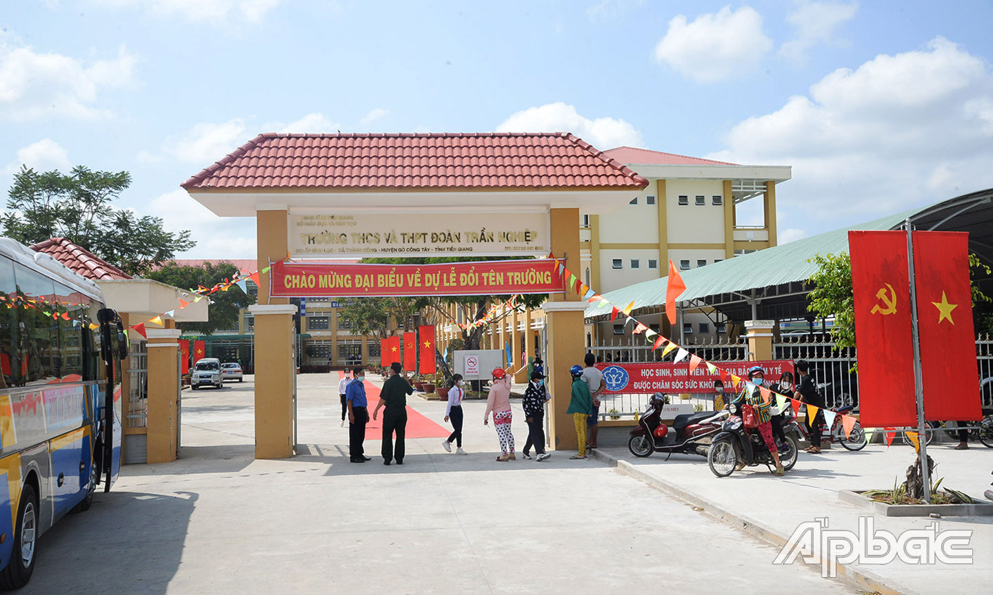 Trường THCS và THPT Phú Thành vừa được đổi tên thành Trường THCS và THPT Đoàn Trần Nghiệp.
