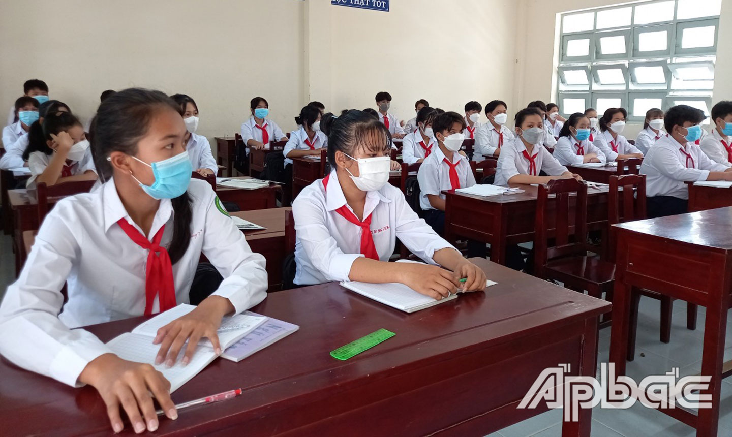 Học sinh Trường THCS - THPT Đoàn Trần Nghiệp, huyện Gò Công Tây đến trường học trực tiếp. 