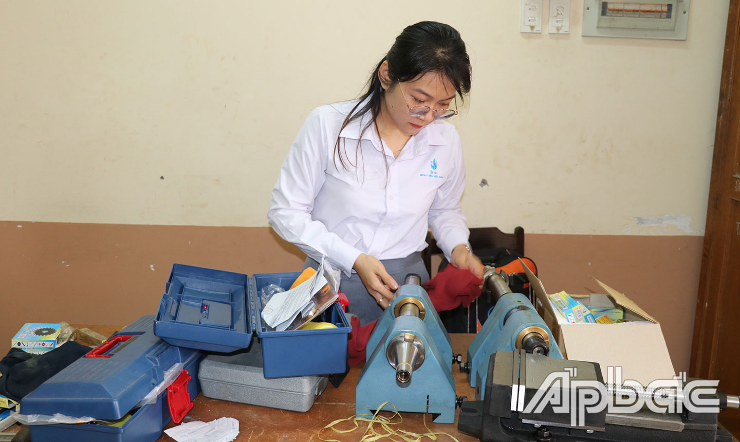 Kim Ngân với những giờ thực hành tại phòng học của Trường Đại học Tiền Giang.