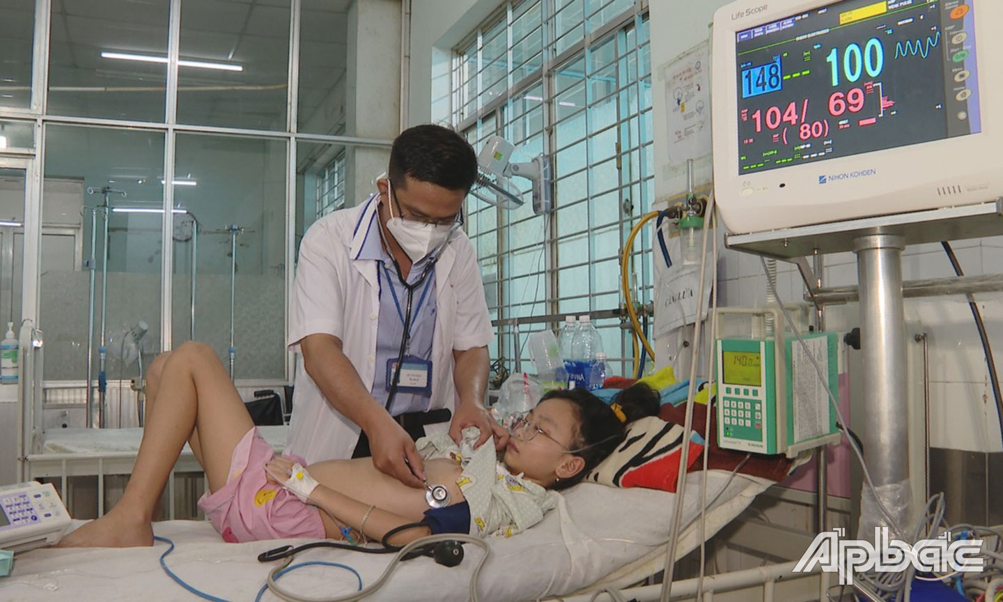 Bác sĩ Lê Tấn Giàu đang chăm sóc bệnh nhi tại Bệnh viện Đa khoa Trung tâm Tiền Giang. 