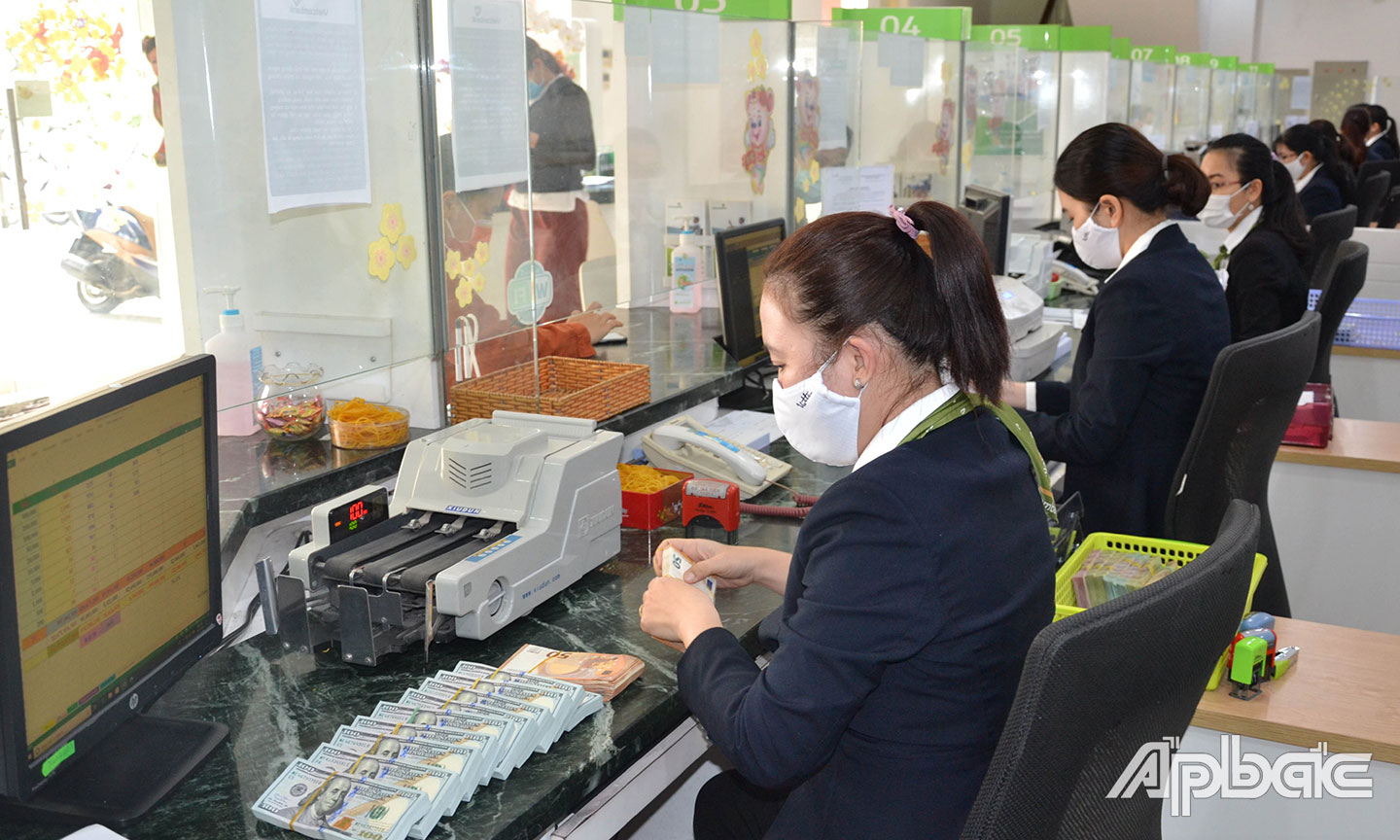 Các ngân hàng thương mại tích cực hỗ trợ doanh nghiệp về tín dụng. Ảnh chụp tại Ngân hàng Vietcombank chi nhánh tỉnh Tiền Giang.      		                                                                                           Ảnh: ANH THƯ