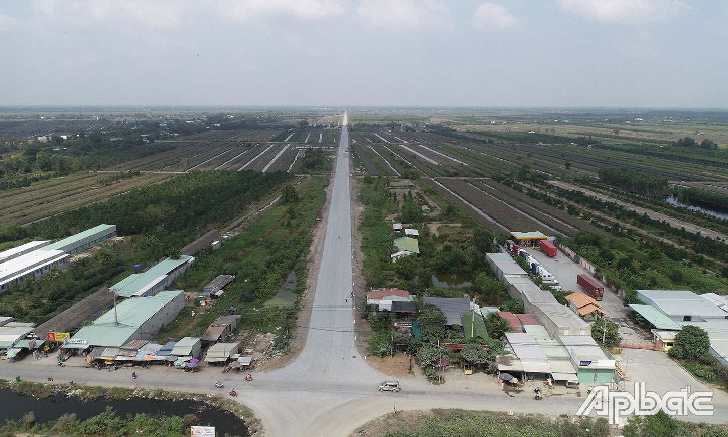 Hạ tầng giao thông của tỉnh Tiền Giang từng bước được đầu tư đồng bộ. 	Ảnh: TUẤN LÂM