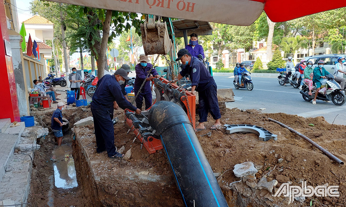 Công ty thi công tuyến ống HDPE D500 tuyến đường Hùng Vương -  Nguyễn Trãi, TP. Mỹ Tho. 