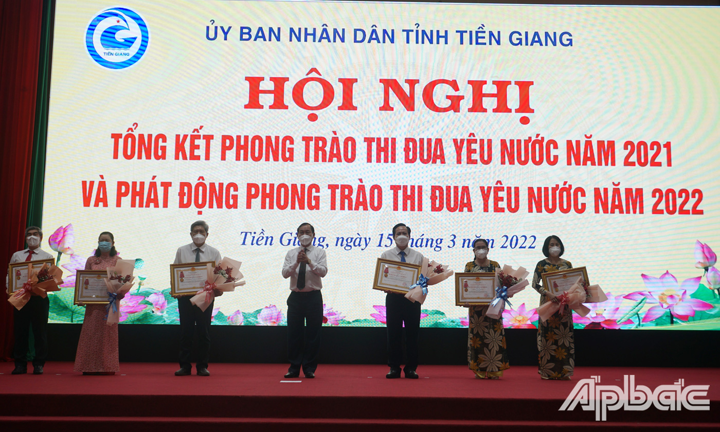 Thừa ủy quyền của Chủ tịch nước, đồng chí Nguyễn Văn Vĩnh trao Huân Chương Lao động hạng Ba cho các cá nhân và tập thể tại hội nghị.  