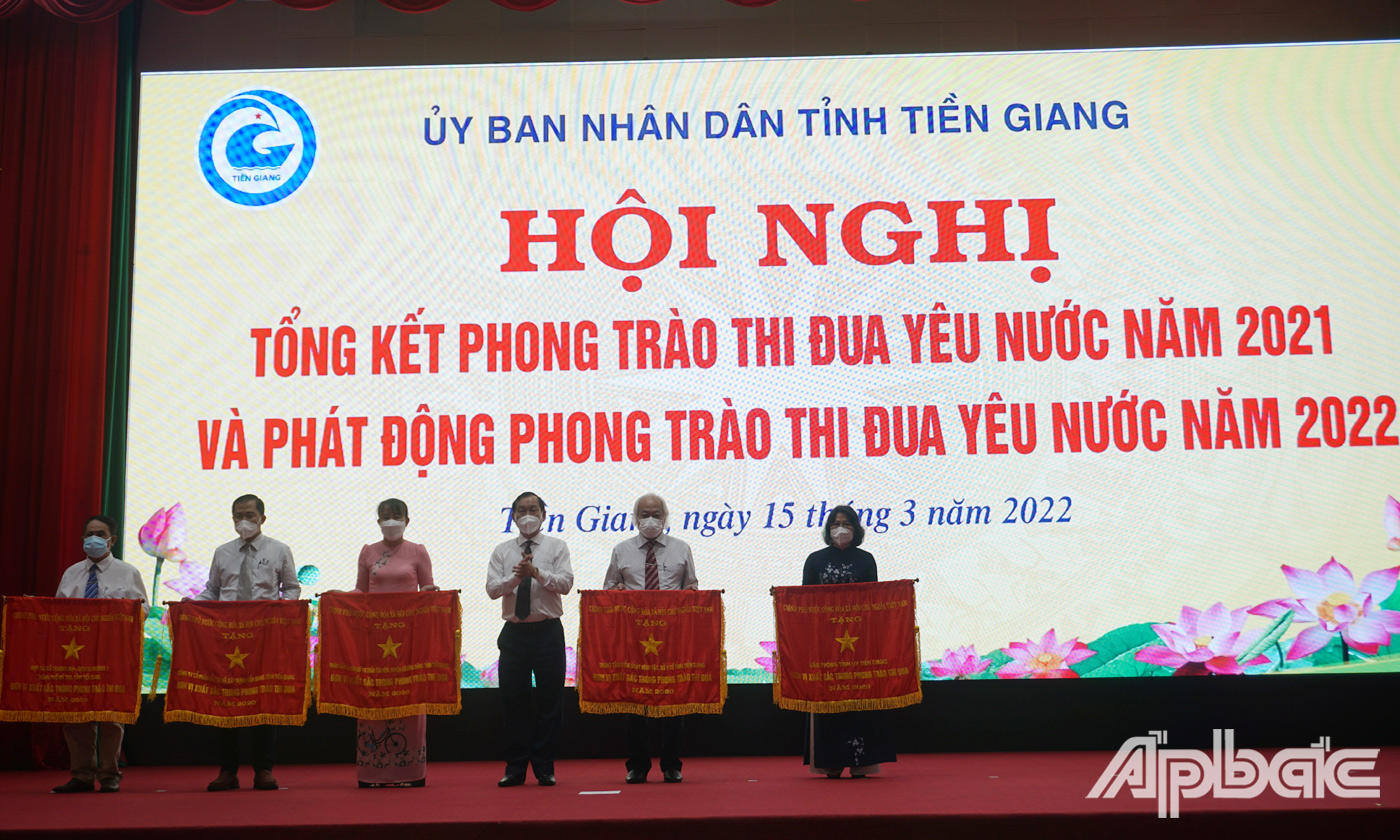 Đồng chí Nguyễn Văn Vĩnh trao Cờ thi Cờ đua, Bằng khen của Chính phủ cho các tập thể đạt thành tích xuất sắc trong phong trào thi đua năm 2020
