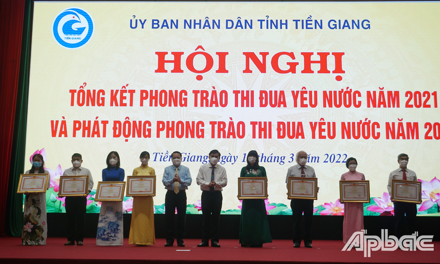 Đồng chí Nguyễn Văn Mười và đồng chí Phạm Văn Trọng, Phó Chủ tịch UBND tỉnh lên trao Bằng khen của Thủ tướng Chính phủ cho các cá nhân trong phong trào thi đua