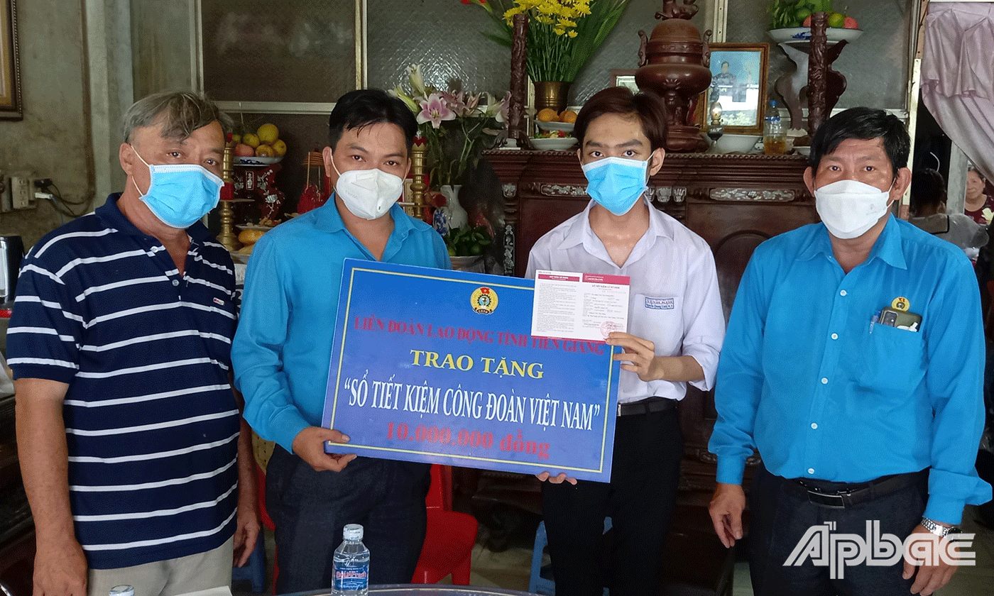 Liên đoàn Lao động huyện Châu Thành đã đến thăm hỏi và trao tặng sổ tiết kiệm trị giá 10 triệu đồng cho em Nguyễn Quang Linh