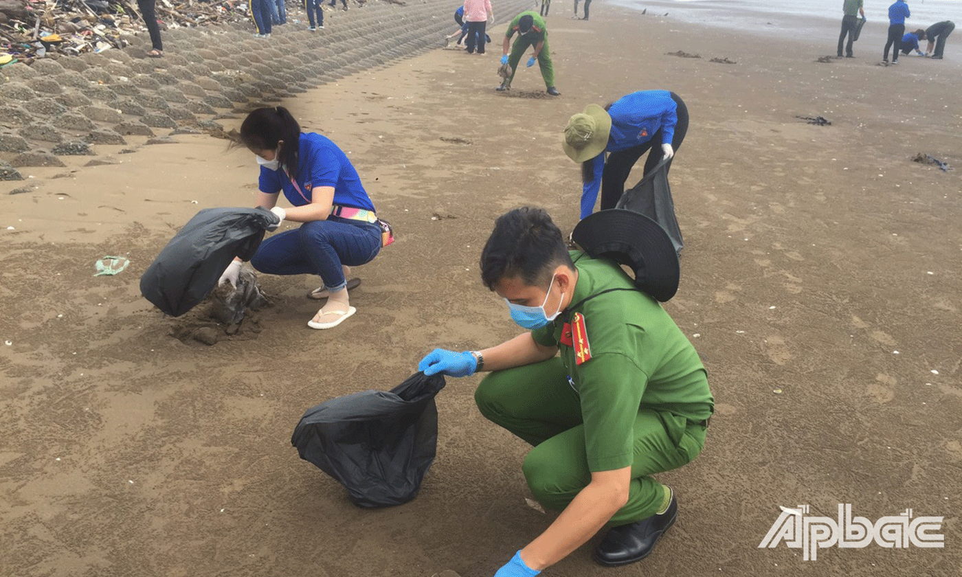 Đoàn viên, thanh niên ra quân trồng cây và vệ sinh biển