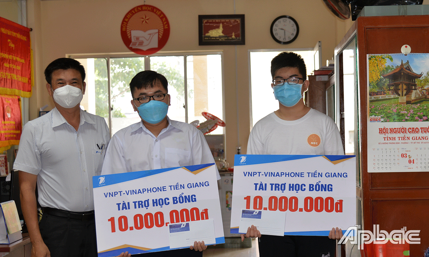 Giám đốc VNPT Vinaphone Tiền Giang Trịnh Quốc Khánh đã trao 2 suất học bổng cho 2 em sinh viên có hoàn khó khăn.