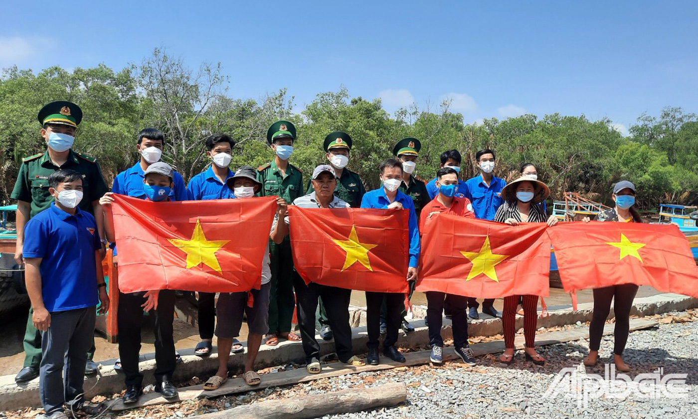 Ban Thường vụ Tỉnh Đoàn Tiền Giang, Báo Người Lao động trao 1.050 lá cờ Tổ quốc cho các ngư dân đánh bắt xa bờ trên địa bàn huyện 