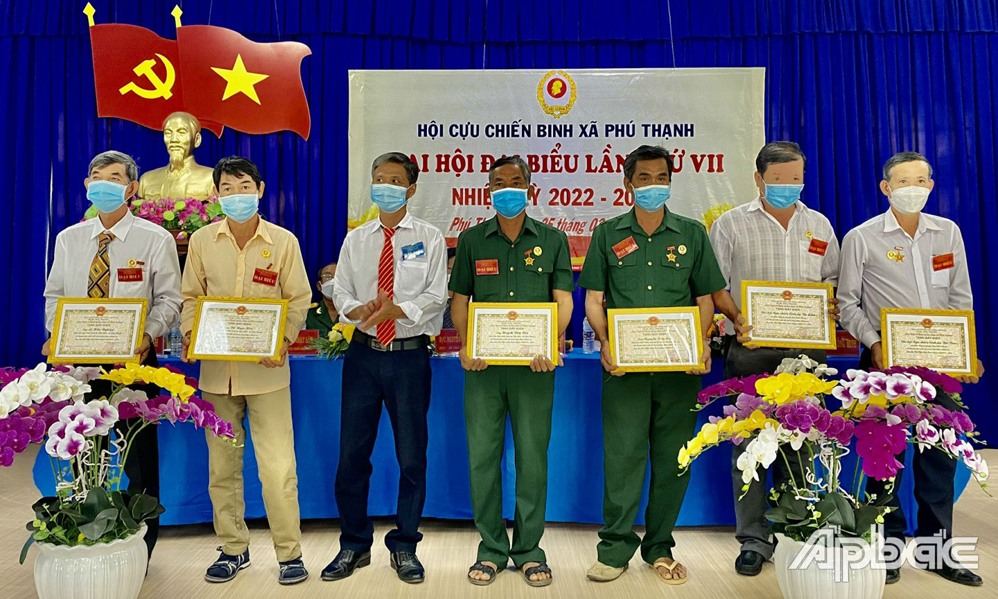Khen thưởng các tập thể, cá nhân tại Đại hội đại biểu Hội CCB xã Phú Thạnh, huyện Tân Phú Đông nhiệm kỳ 2022 - 2027.