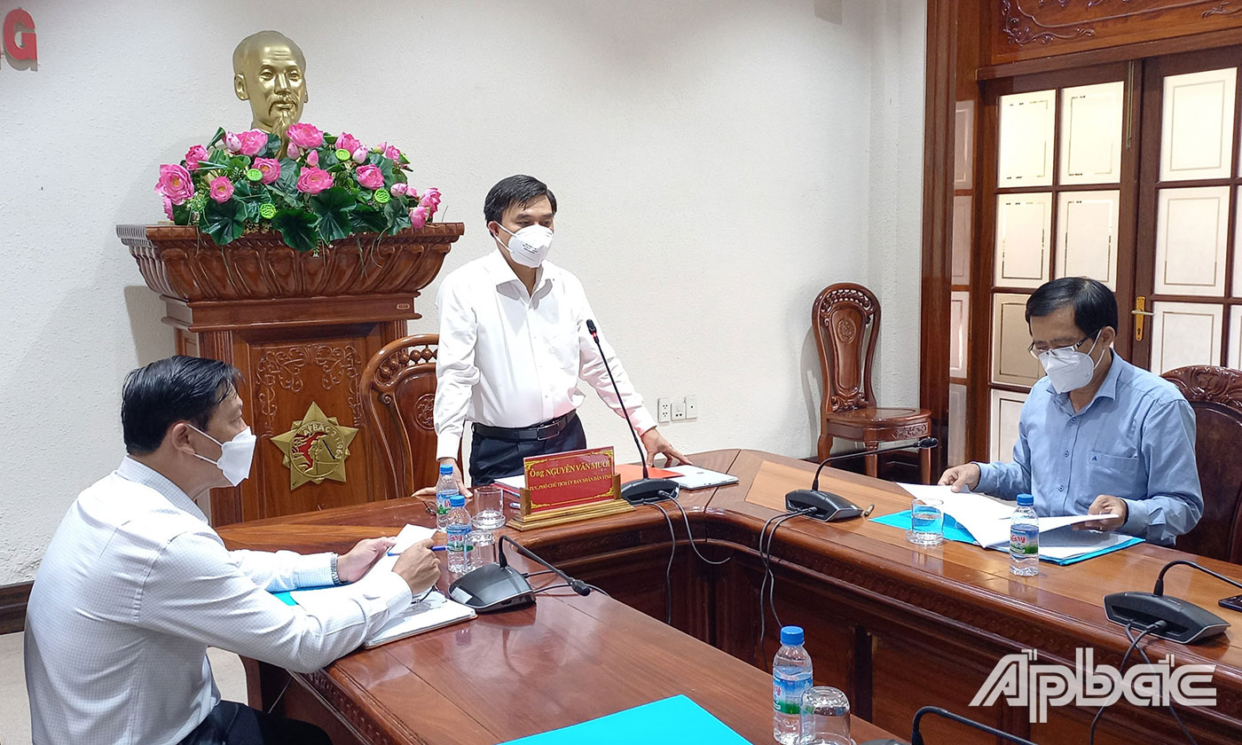 Đồng chí Nguyễn Văn Mười phát biểu tại cuộc họp.