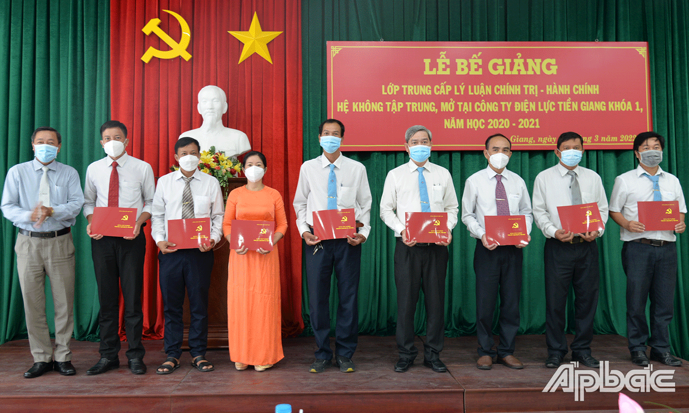 Phó Hiệu trưởng Trường Chính trị tỉnh Nguyễn Văn Thu trao bằng tốt nghiệp cho các học viên.