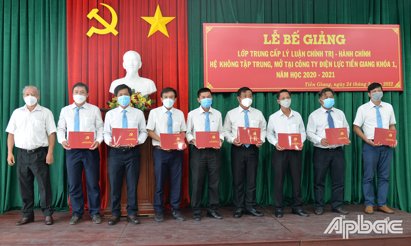 Phó giám đốc Công ty Điện lực Tiền Giang Nguyễn Điền Khoán trao bằng tốt nghiệp cho các học viên.