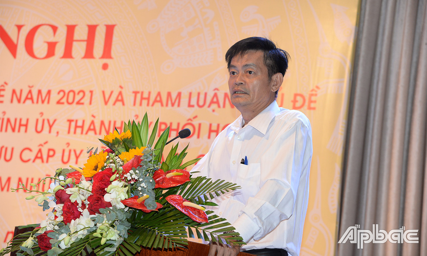 Vụ trưởng Vụ địa phương III - Ban Nội chính Truong ương Phan Bá phát biểu tại hội nghị
