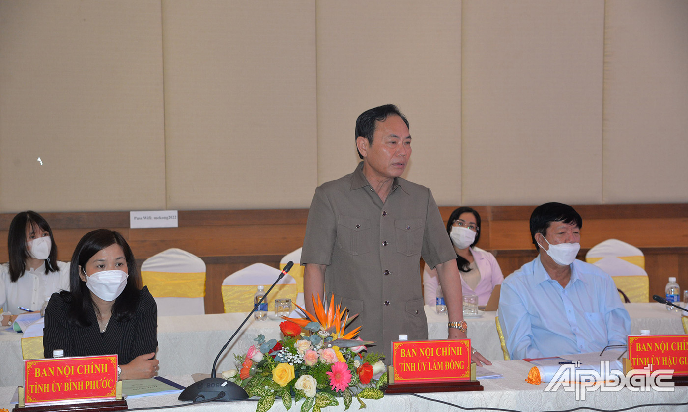 Trưởng Ban Nội chính Tỉnh ủy Lâm Đồng Nguyễn Văn Yên phát biểu chia sẻ kinh nghiệm tại hội nghị
