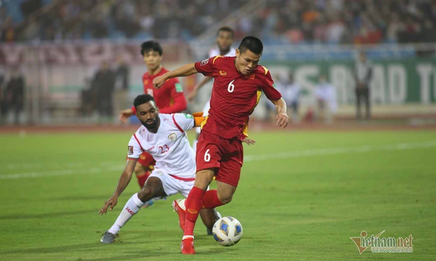 Đội tuyển Việt Nam (áo đỏ) đã thi đấu rất tự tin trước Oman. Ảnh: Vietnamnet.vn