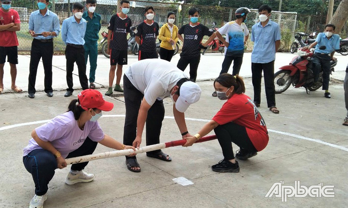 Các VĐV nữ thi đấu bộ môn Đẩy gậy tại Đại hội TDTT  huyện Gò Công Đông lần thứ IX năm 2021.