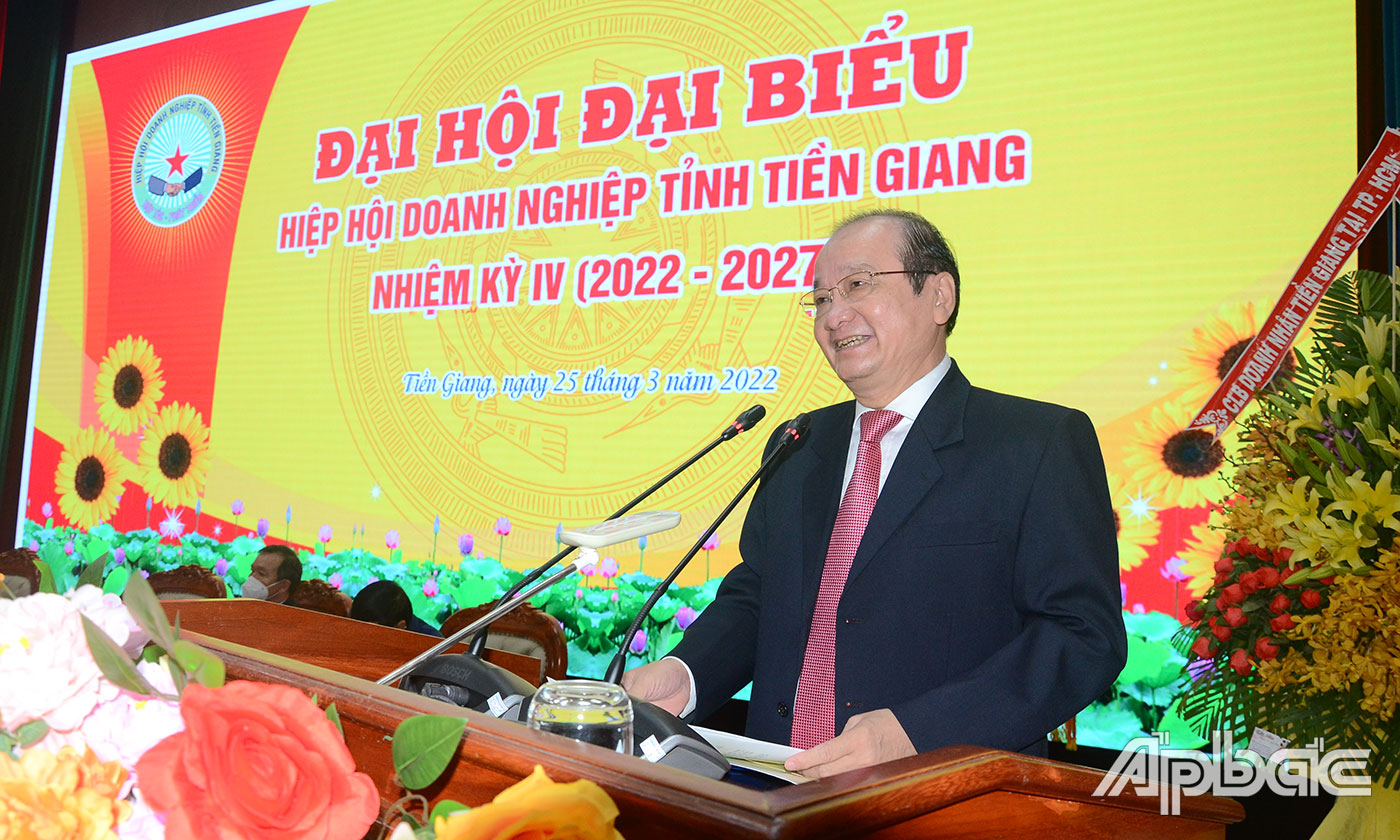 Tiến sĩ Trần Thanh Đức, Chủ tịch Hiệp hội DN tỉnh phát biểu tại đại hội.
