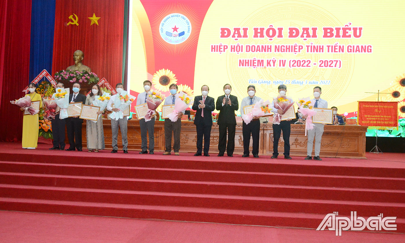 Đồng chí Nguyễn Văn Vĩnh tặng Bằng khen của UBND tỉnh cho các tập thể.