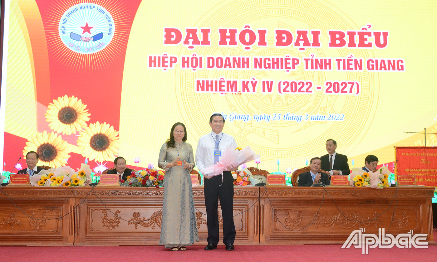 Lãnh đạo Hiệp hội DN tỉnh nhiệm kỳ 2022-2027 tặng hoa cho đồng chí Lê Văn Hưởng, nguyên Chủ tịch danh dự hiệp hội DN tỉnh.