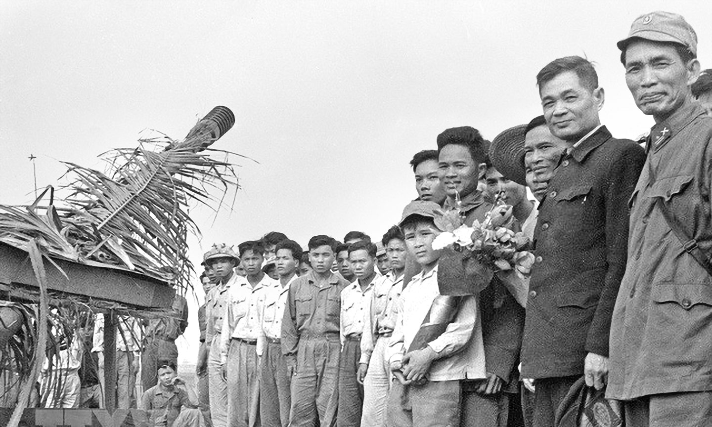 Đồng chí Lê Văn Lương (thứ 2 từ phải sang) đến thăm một đơn vị pháo cao xạ bảo vệ cầu Hàm Rồng, Thanh Hóa năm 1968. Ảnh tư liệu của TTXVN