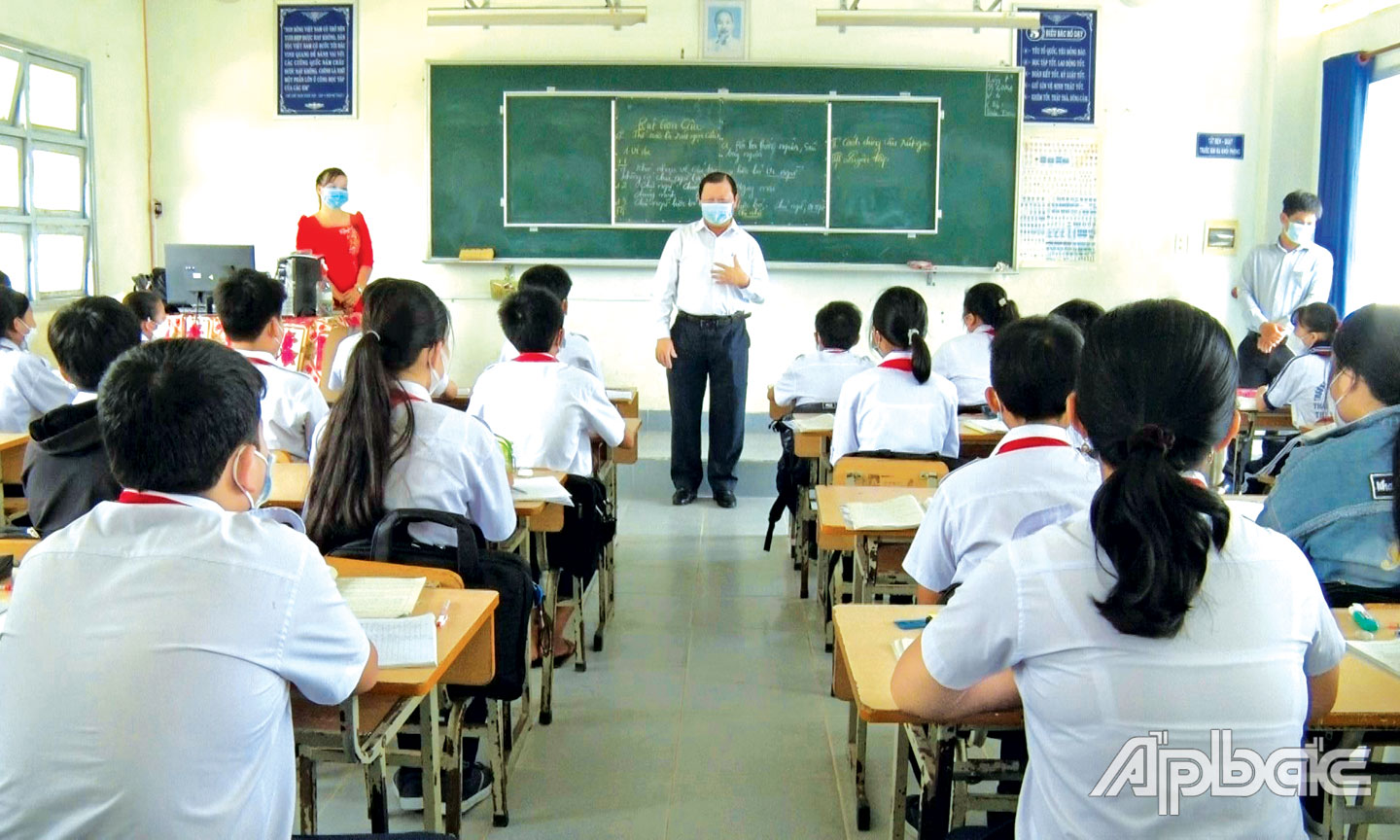 Bí thư Thị ủy Cai Lậy Phan Phùng Phú kiểm tra công tác dạy và học trực tiếp tại Trường THCS Thái Thị Kim Hồng  (xã Long Khánh).
