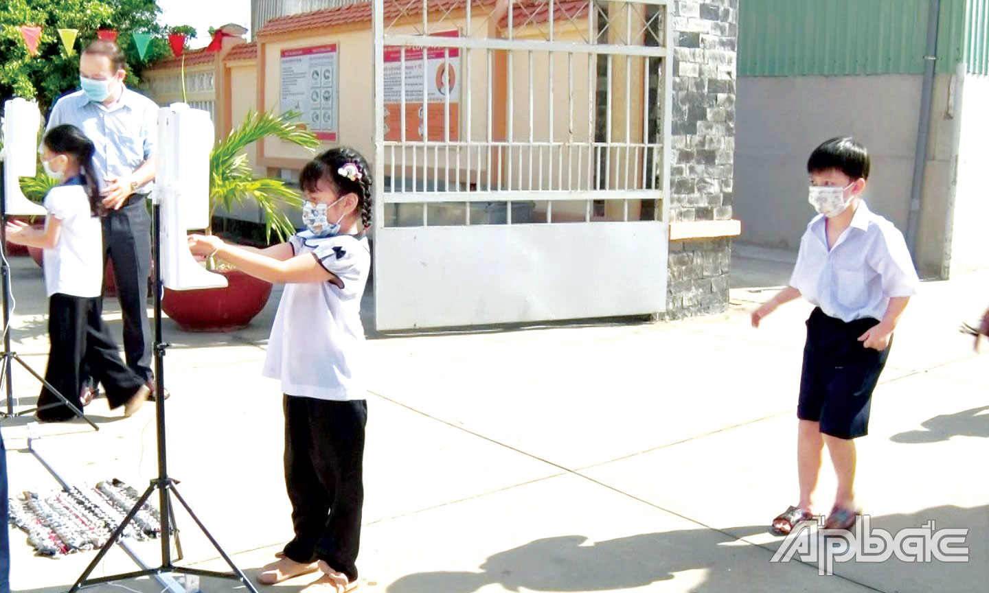 Phân luồng, hướng dẫn học sinh thực hiện các biện pháp phòng, chống dịch từ  cổng trường tại Trường Tiểu học Phan Văn Kiêu.