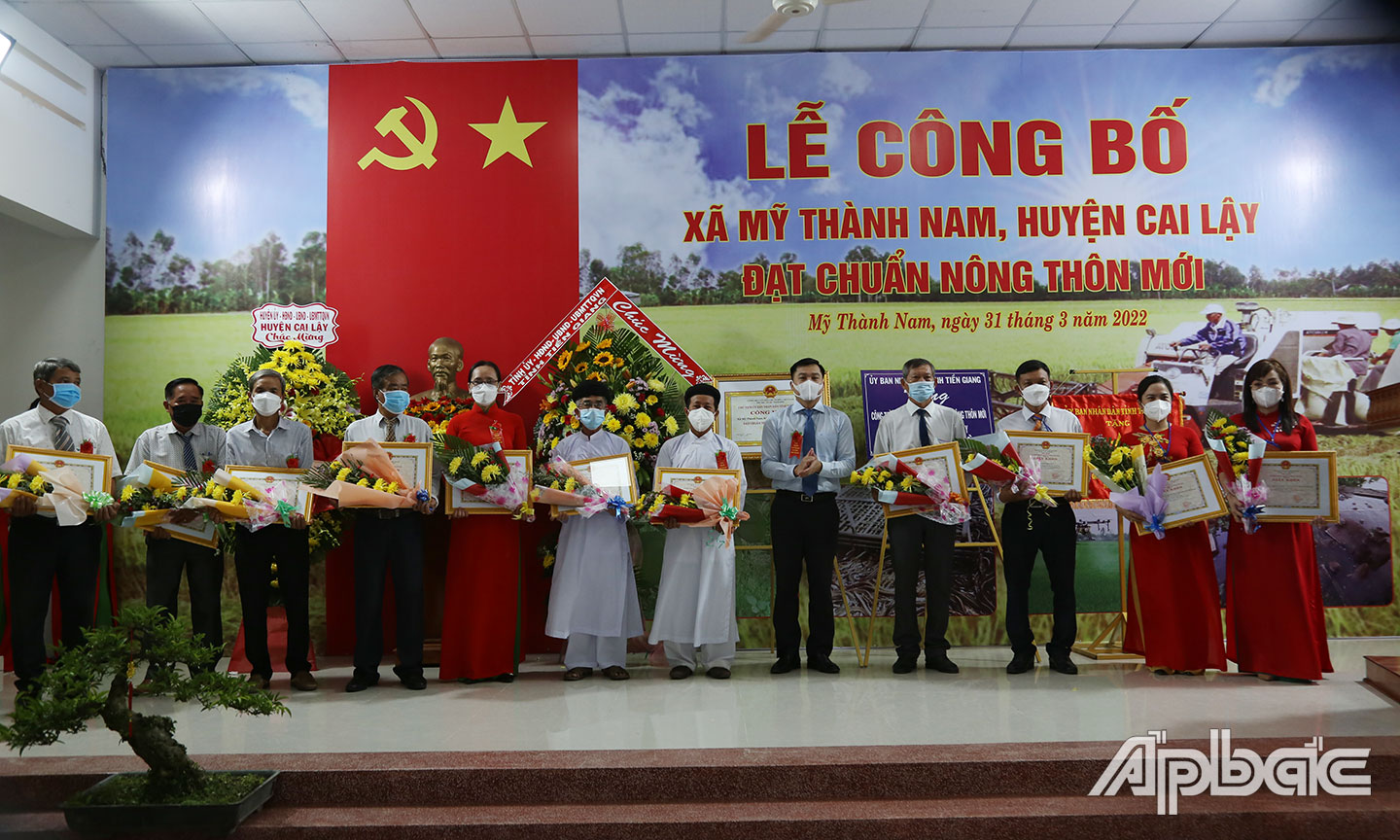 Chủ tịch UBND huyện Cai Lậy Trần Quốc Bình trao giấy khen cho 