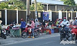 Buôn bán gần cổng KCN Tân Hương gây mất an toàn giao thông